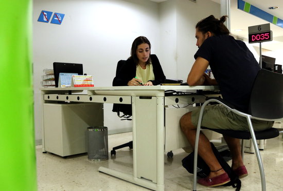 A young person gets help at the unemployment office on October 30 2018 (by Andrea Zamorano)
